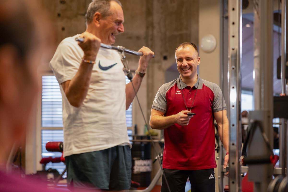 Rückentraining und Krafttraining im Fitnessstudio